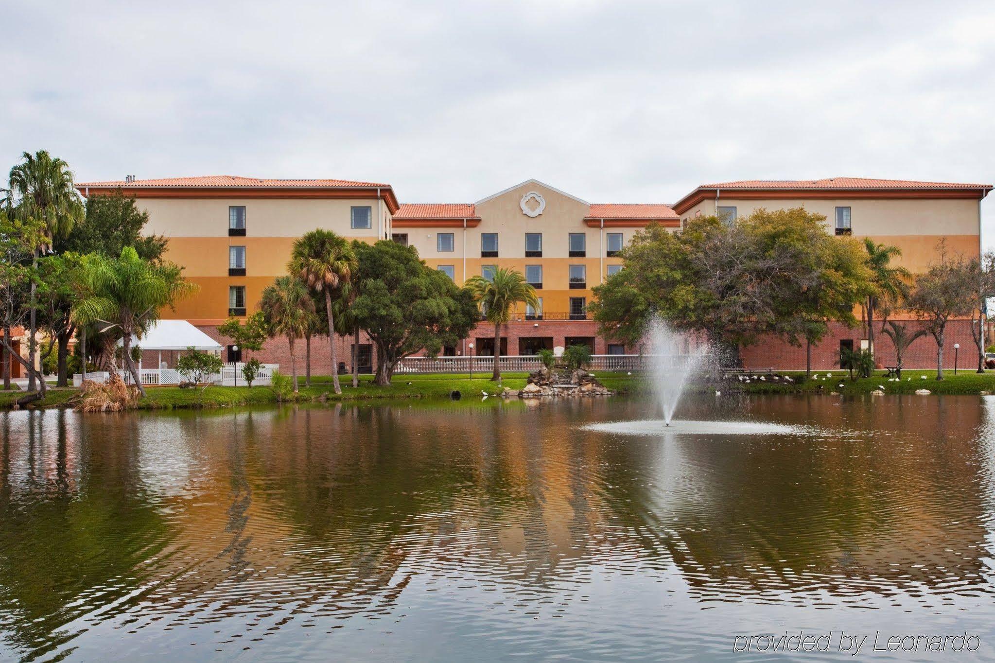 Country Inn & Suites By Radisson, Rj Stadium - Tampa Airport East エクステリア 写真