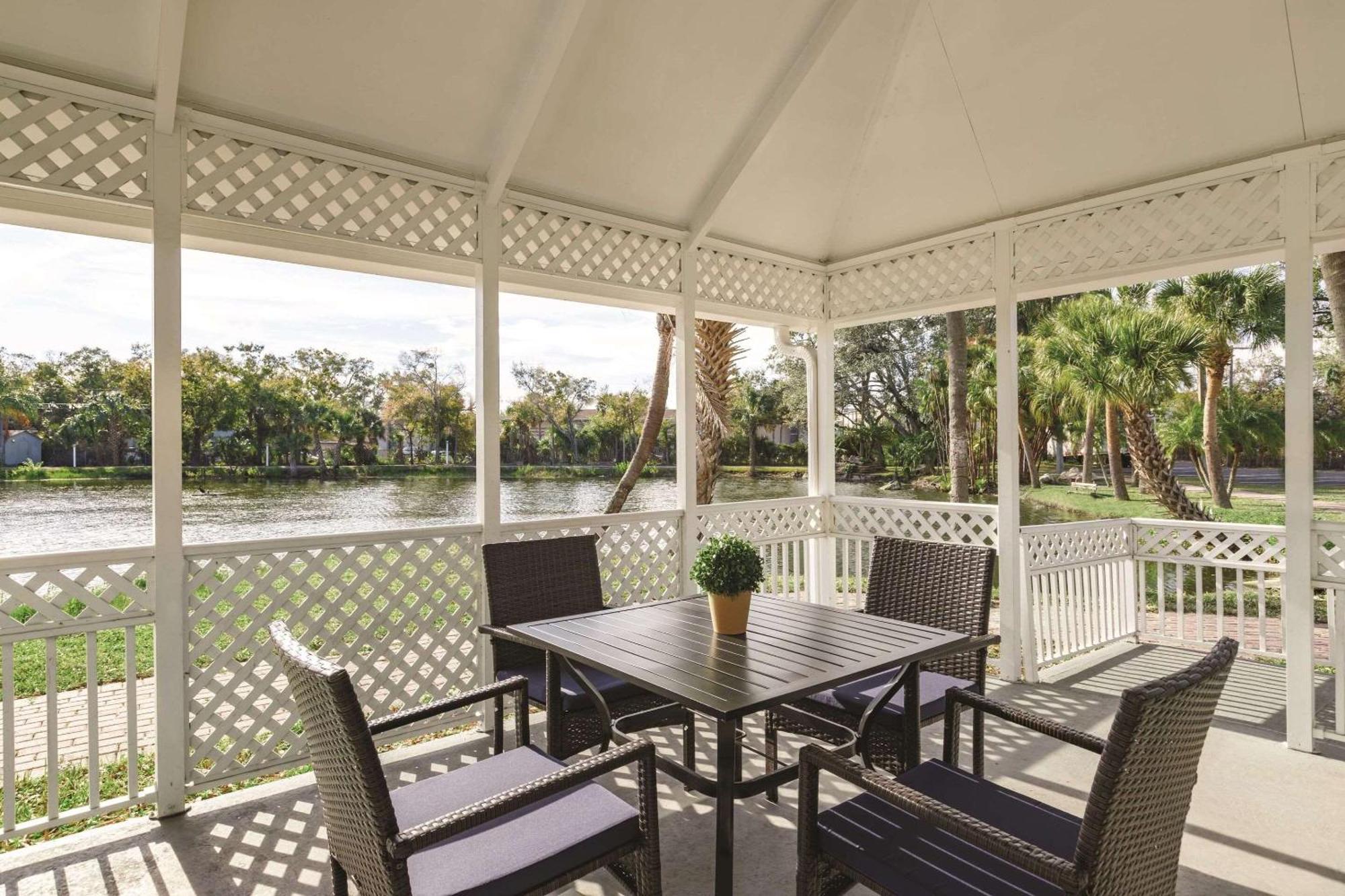 Country Inn & Suites By Radisson, Rj Stadium - Tampa Airport East エクステリア 写真